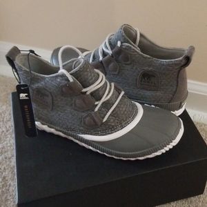 NWT Sorel Out N About Plus Boot - Gray